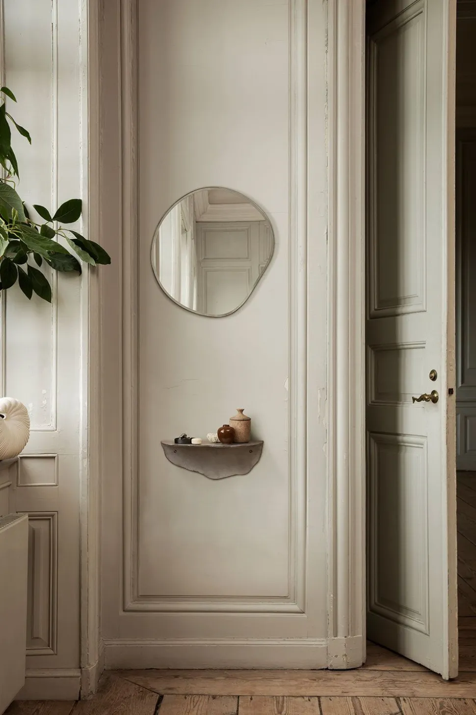 Pond Mirror - Dark Chrome Edge